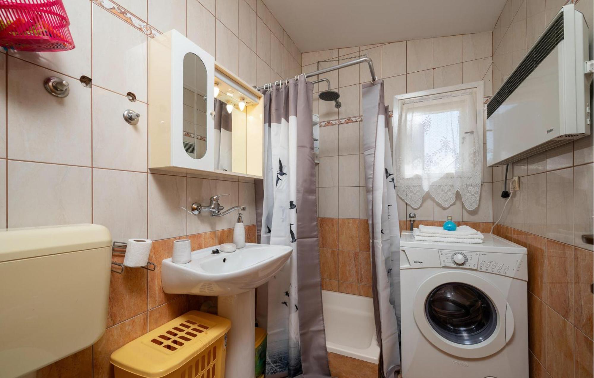 1 Bedroom Beautiful Apartment In Betiga Barbariga Exteriér fotografie
